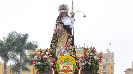 Imagen de Santa Rosa de Lima en andas en la Plaza Mayor de Lima, Perú.