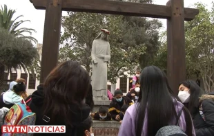 Fieles en el pozo de los deseos de Santa Rosa de Lima Crédito: EWTN Noticias