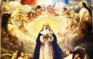 Santa Rosa de Lima subiendo a la gloria del cielo mientras es recibida por Santo Domingo de Guzmán y Santa Catalina de Siena Crédito: Abel Camasca - EWTN