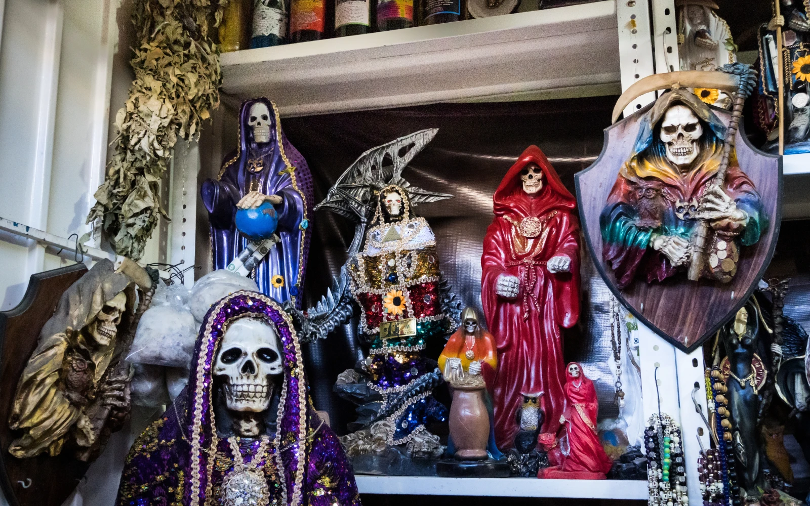 Artículos para la venta de la "santa muerte" en un mercado tradicional en Oaxaca, México?w=200&h=150