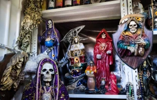 Artículos para la venta de la "santa muerte" en un mercado tradicional en Oaxaca, México Crédito: NYCKellyWilliams - Shutterstock