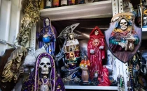 Artículos para la venta de la "santa muerte" en un mercado tradicional en Oaxaca, México