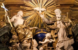 La Santísima Trinidad en el altar de San Ignacio de Loyola en la Iglesia de Gesú en Roma. Crédito: Lawrence OP vía Flickr (CC BY-NC-ND 2.0)