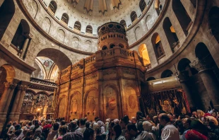 Peregrinos en la Iglesia del Santo Sepulcro en Jerusalén, Israel, noviembre de 2017. Crédito: sashk0 - Shutterstock