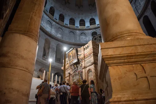 Peregrinos en la Iglesia del Santo Sepulcro en Jerusalén, 9 de octubre de 2023. Crédito: Marinella Bandini