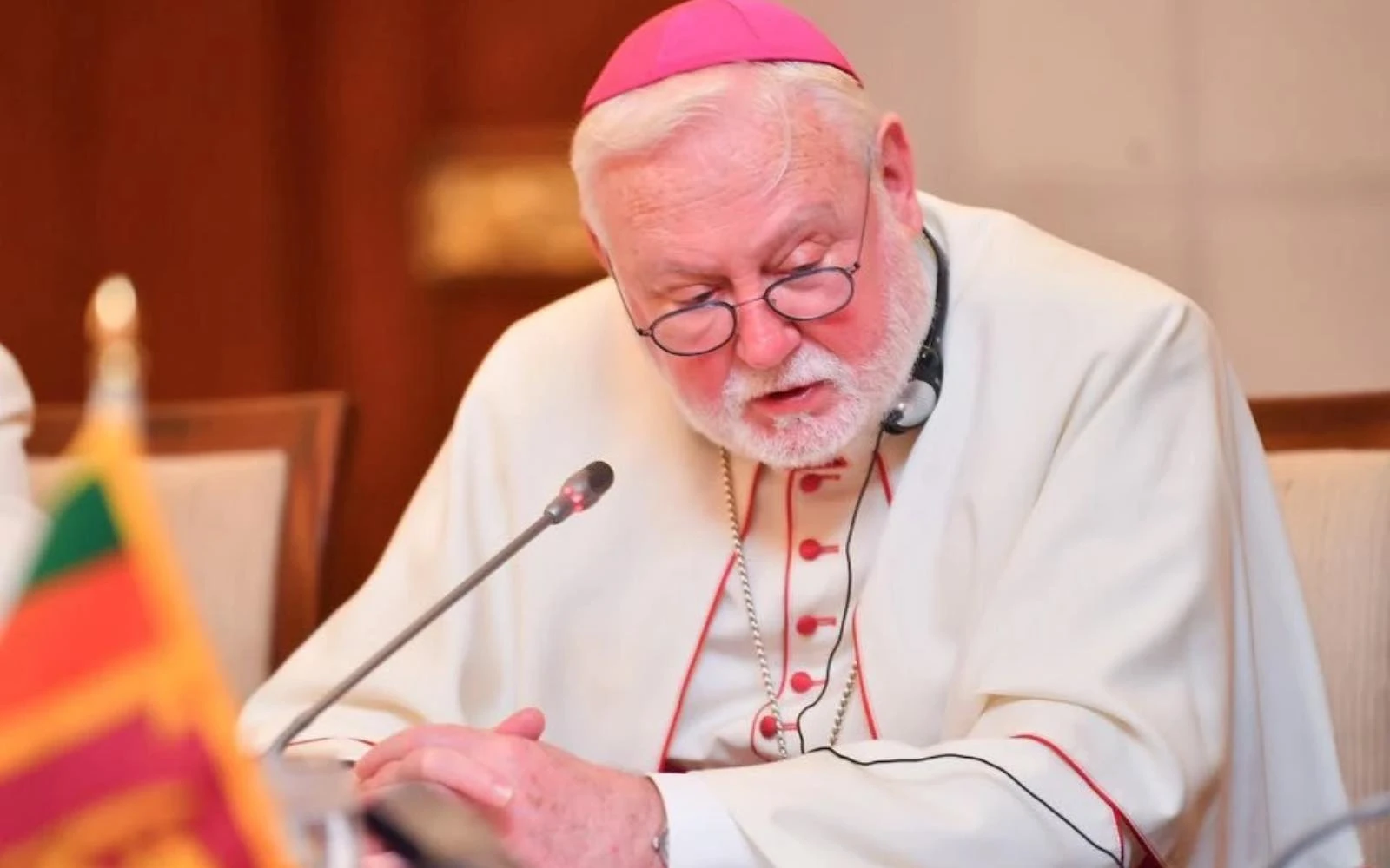 El arzobispo Paul Richard Gallagher, Secretario para las Relaciones con los Estados de la Santa Sede, habla en una conferencia de prensa el 4 de noviembre de 2025 en Colombo./Imagen referencial.?w=200&h=150