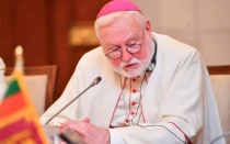 El arzobispo Paul Richard Gallagher, Secretario para las Relaciones con los Estados de la Santa Sede, habla en una conferencia de prensa el 4 de noviembre de 2025 en Colombo./Imagen referencial.