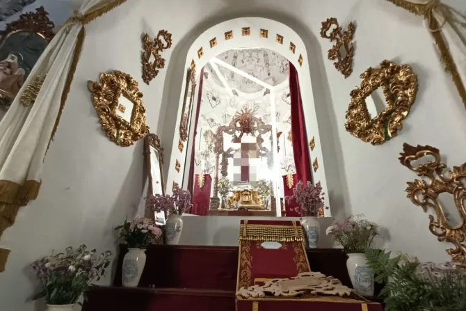 El camarín de la Virgen de Flores, (Álora, Málaga, España), profanado.