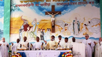 El Obispo Sebastián Tudu de Dinajpur celebra la misa en el Santuario de María Protectora el 16 de enero de 2026.