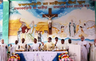 El Obispo Sebastián Tudu de Dinajpur celebra la misa en el Santuario de María Protectora el 16 de enero de 2026. Crédito: Stephan Uttom Rozario