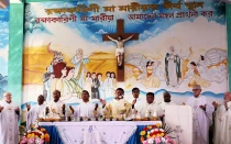 El Obispo Sebastián Tudu de Dinajpur celebra la misa en el Santuario de María Protectora el 16 de enero de 2026.