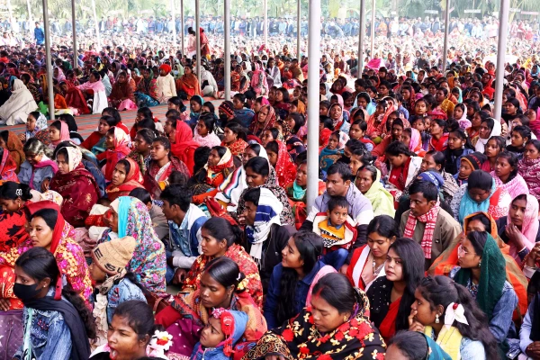 Miles de peregrinos se congregan en el santuario mariano de la aldea de Nabai Battala, en la diócesis de Rajshahi, Bangladesh, el 16 de enero de 2026. Crédito: Stephan Uttom Rozario