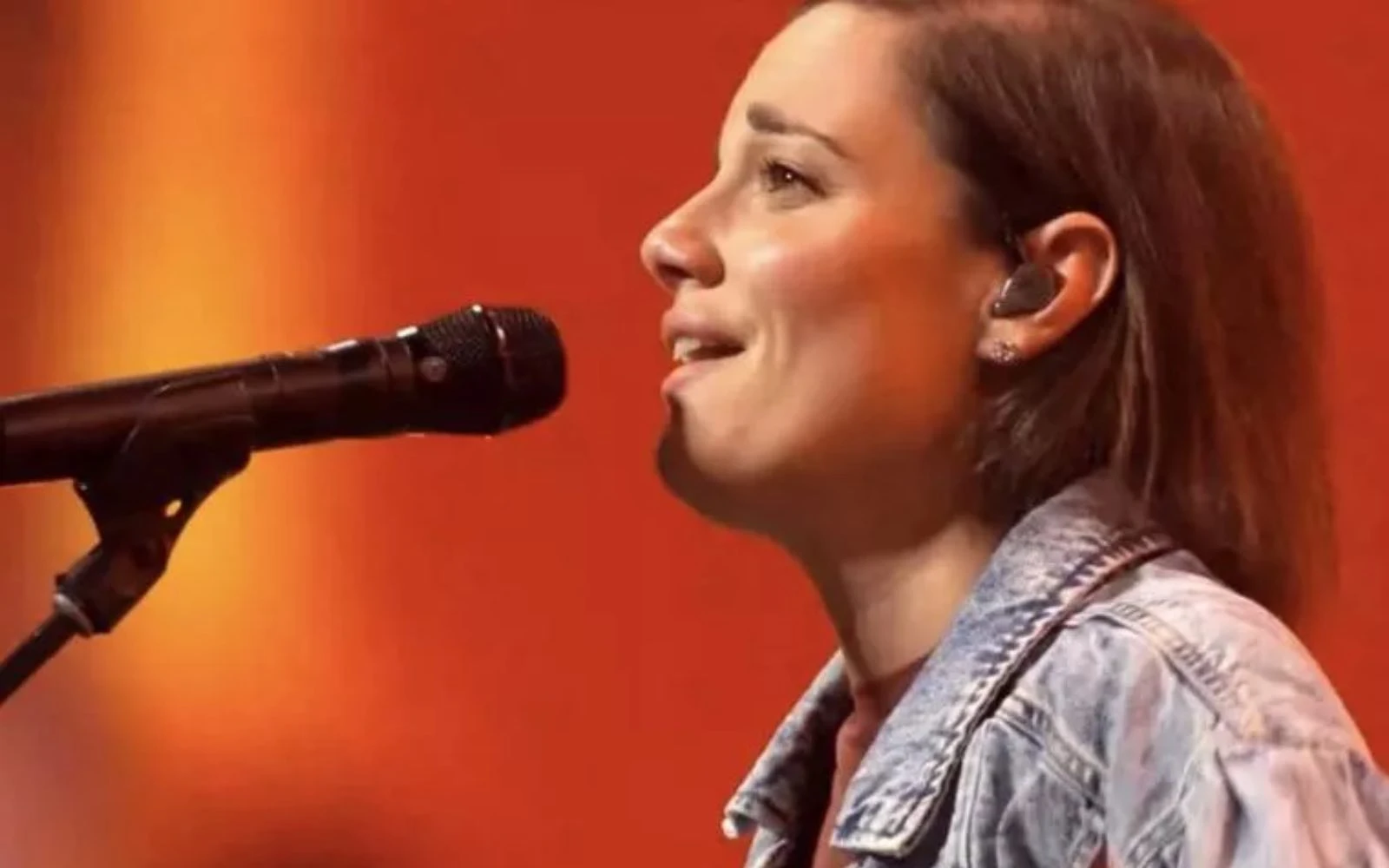 Sarah Kroger, artista de adoración católica, participa guiando a los fieles en alabanza y adoración en el Congreso Eucarístico Nacional en Indianápolis (Estados Unidos).?w=200&h=150