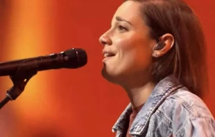 Sarah Kroger, artista de adoración católica, participa guiando a los fieles en alabanza y adoración en el Congreso Eucarístico Nacional en Indianápolis (Estados Unidos). Crédito: EWTN News / EWTN.