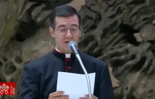 Mons. Filippo Ciampanelli durante una Audiencia General, leyendo la catequesis del Papa. Crédito: Captura de pantalla de Vatican Media