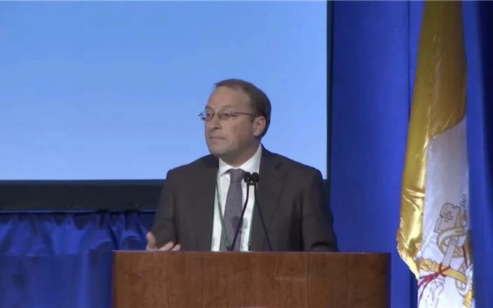 Paul Scherz informa a los obispos sobre la inteligencia artificial durante la Asamblea Plenaria de Otoño de la Conferencia de Obispos Católicos de Estados Unidos (USCCB) en Baltimore, el 12 de noviembre de 2025.?w=200&h=150