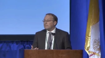 Paul Scherz informa a los obispos sobre la inteligencia artificial durante la Asamblea Plenaria de Otoño de la Conferencia de Obispos Católicos de Estados Unidos (USCCB) en Baltimore, el 12 de noviembre de 2025.