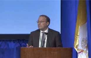 Paul Scherz informa a los obispos sobre la inteligencia artificial durante la Asamblea Plenaria de Otoño de la Conferencia de Obispos Católicos de Estados Unidos (USCCB) en Baltimore, el 12 de noviembre de 2025. Crédito: Tessa Gervasini/CNA.