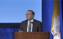 Paul Scherz informa a los obispos sobre la inteligencia artificial durante la Asamblea Plenaria de Otoño de la Conferencia de Obispos Católicos de Estados Unidos (USCCB) en Baltimore, el 12 de noviembre de 2025.