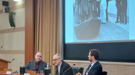 El Cardenal canadiense Michael Czerny y el escultor Timothy P. Schmalz