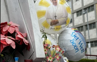 Decenas de personas dejan velas y globos para expresar en el Gemelli su cercanía al Papa Francisco Crédito: Courtney Mares/ EWTN News
