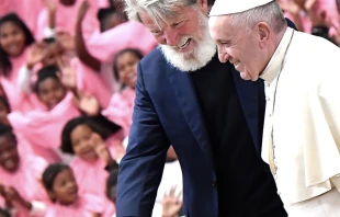 El P. Opeka con el Papa Francisco Crédito: Vatican Media