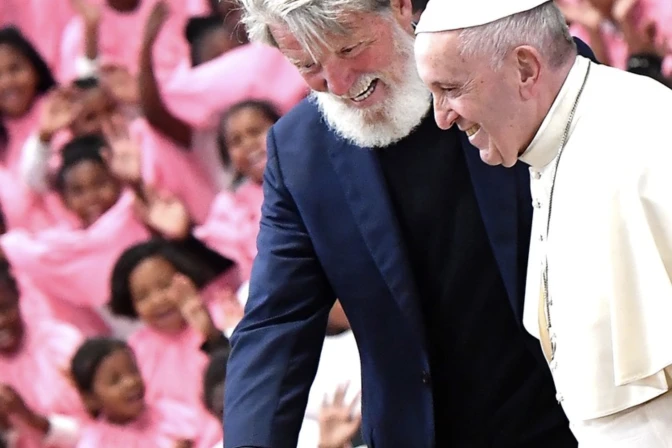 Francisco y el P. Opeka durante el encuentro