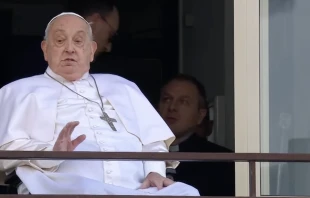 El Papa, saludando desde el balcón del quinto piso del Gemelli Crédito: captura pantalla/ Vatican Media