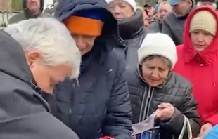 El Cardenal Krajewski mientras distribuye comida para los ucranianos Crédito: captura de pantalla/ Vatican News