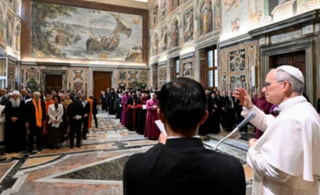 El Papa León XIV saluda a los presentes tras el discurso Crédito: Vatican Media