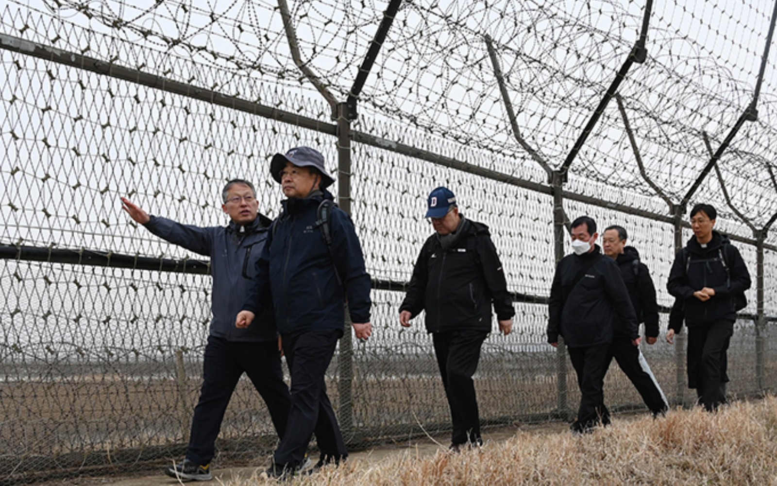 Los obispos de Corea del Sur recorrieron la alambrada de cinco kilómetros que divide a los dos países desde la Guerra de Corea en 1953 Crédito: Conferencia Episcopal Corea del Sur