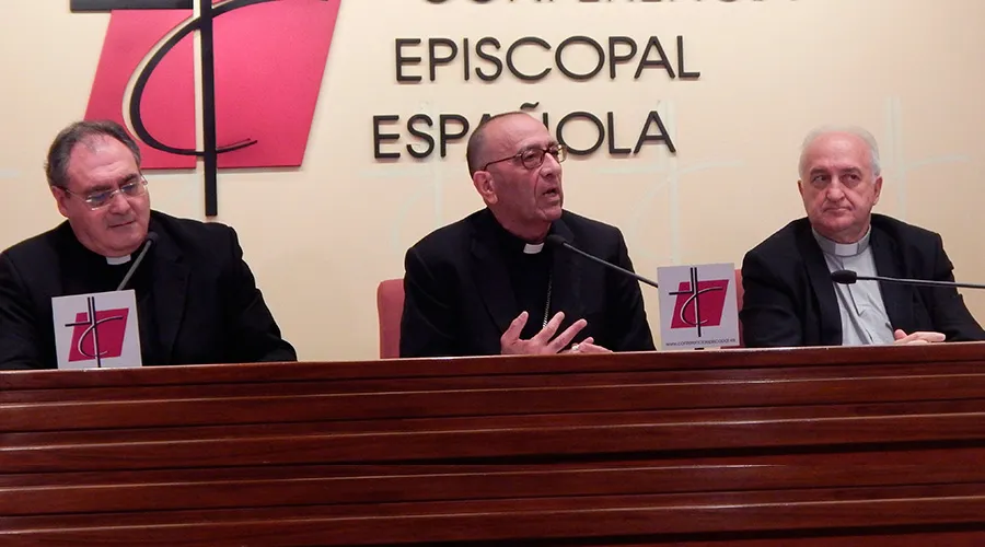 P. Jose María Gil Tamayo (izq), Mons. Juan José Omella (centro) y el P. Fernando Fuente (dcha). Foto: ACI Prensa. ?w=200&h=150