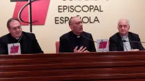 P. Jose María Gil Tamayo (izq), Mons. Juan José Omella (centro) y el P. Fernando Fuente (dcha). Foto: ACI Prensa. 