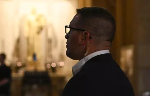 Un agente de seguridad observa durante un servicio interreligioso el 28 de agosto en la Basílica de Santa María, tras un tiroteo masivo durante una Misa escolar en la iglesia católica de la Anunciación la mañana anterior en Minneapolis. Crédito: Stephen Maturen / Getty Images.