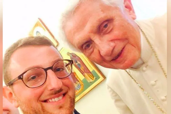 Publican en Twitter el primer “selfie” de Benedicto XVI