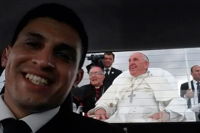 FOTOS: El Papa Francisco se siente el "bisabuelo" de cultura selfie... ¡pero es un éxito!