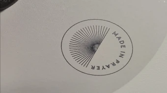 Sello "Made in prayer" de los productos monásticos promocionados por la Fundación Contemplare.