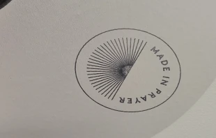 Sello "Made in prayer" de los productos monásticos promocionados por la Fundación Contemplare. Crédito: Nicolás de Cárdenas / ACI Prensa.