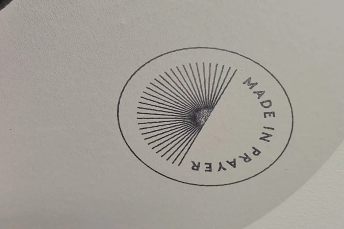 Sello "Made in prayer" de los productos monásticos promocionados por la Fundación Contemplare.