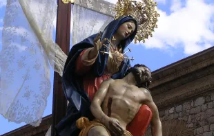 Imagen de la Virgen de la Caridad en procesión durante Viernes de Dolores en la Semana de Pasión, en Cartagena (España). Crédito: Dominio público.