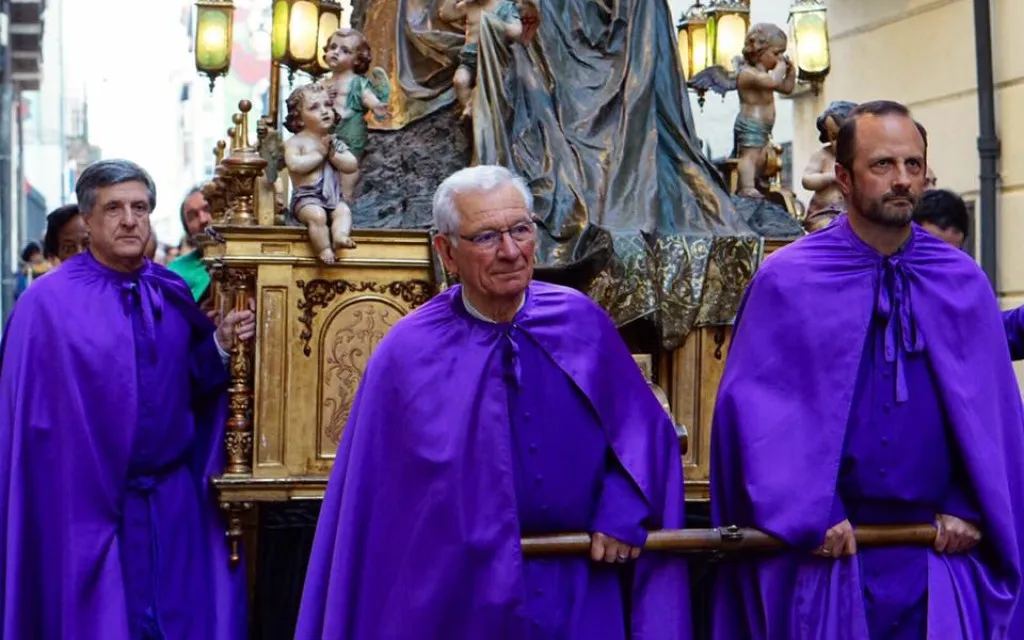 Penitentes sacan un paso procesional en la ciudad de Vitoria (España).?w=200&h=150