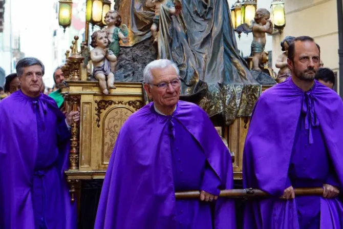 Penitentes sacan un paso procesional en la ciudad de Vitoria (España).
