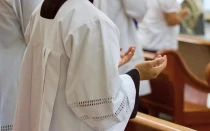 Fotografía de un seminarista en Misa.