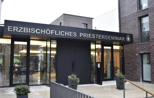 Entrada principal del seminario de sacerdotes en Paderborn en Alemania. Crédito:  Elpatron1107 / Wikimedia (CC BY-SA 4.0).