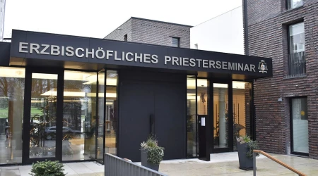 Entrada principal del seminario de sacerdotes en Paderborn en Alemania.