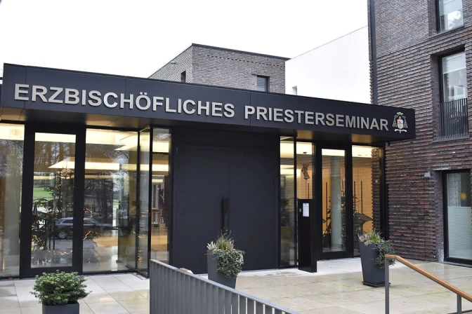 Entrada principal del seminario de sacerdotes en Paderborn en Alemania.