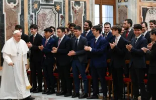 El Papa Francisco recibió a la comunidad del seminario de Madrid, el 3 de febrero de 2024, en el Vaticano. Crédito: Vatican News