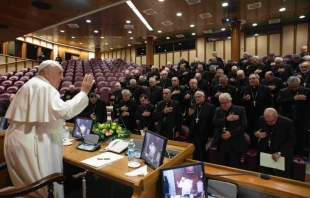 El Papa Francisco bendice a los obispos españoles. Crédito: Vatican Media