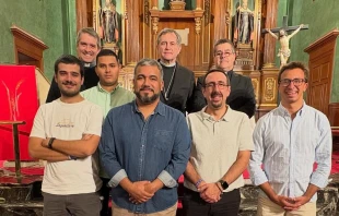El Obispo de Bilbao, sacerdotes y los nuevos seminaristas diocesanos. Crédito: Diócesis de Bilbao.
