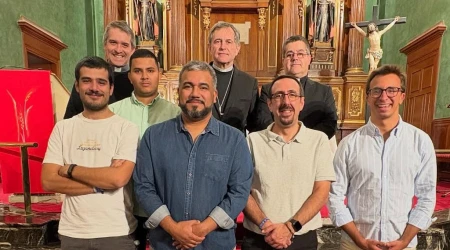 El Obispo de Bilbao, sacerdotes y los nuevos seminaristas diocesanos.